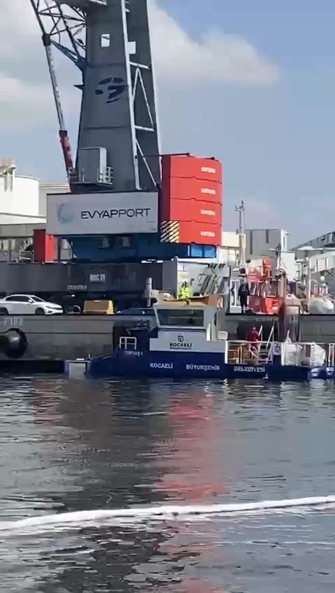 Kule vinçlere çarpan gemiden denize düşen malzemeler toplanıyor