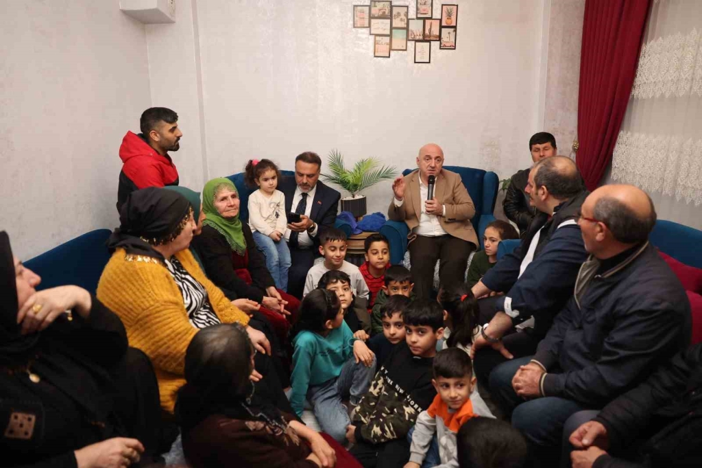Tırın altında kalan motokurye hayatını kaybetti