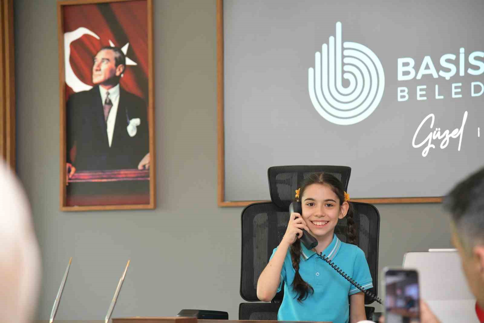 Başkan Özlü koltuğunu minik Semiha ’ya devretti