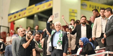 Bursaspor Taraftarından Başkan Bozbeye Sevgi̇ Seli̇