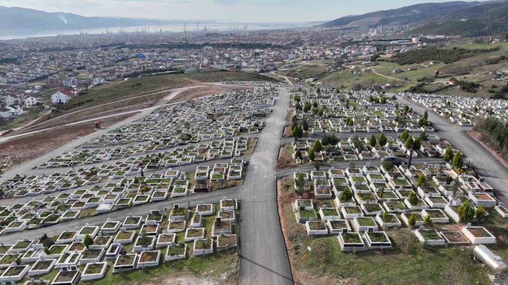 Derince ’de mezarlık ziyaretlerine ücretsiz servis