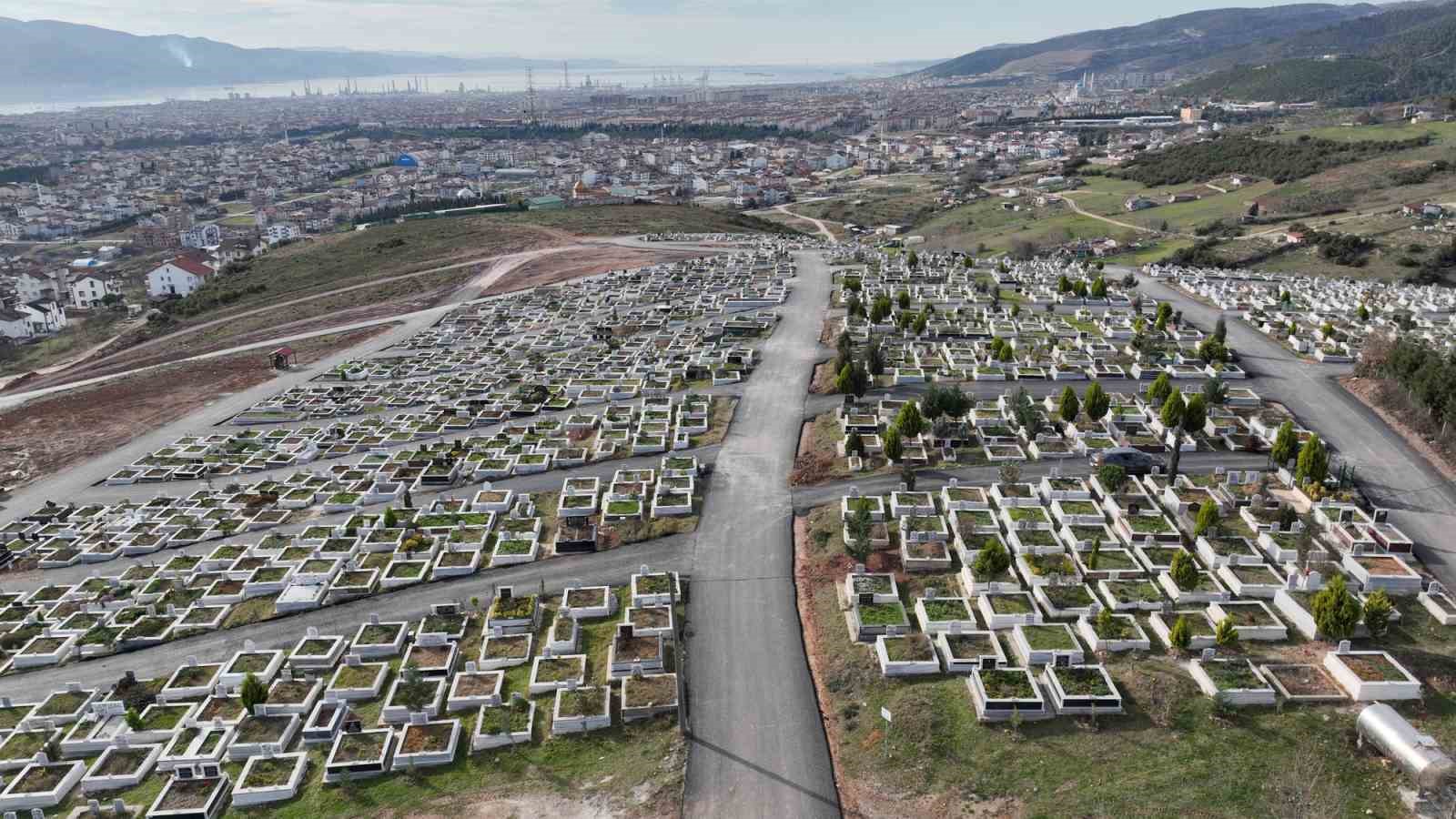 Derince ’de mezarlık ziyaretlerine ücretsiz servis