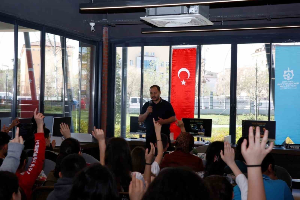 Derince Kütüphanesi ’nde gençlerle söyleşiler başladı