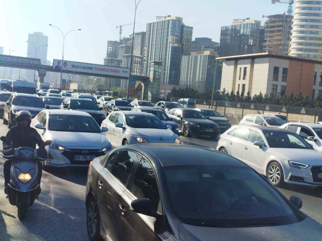 İstanbul ’da bayram dönüşü haftanın ilk gününde trafik yüzde 60 ’lara ulaştı