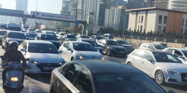 İstanbul ’da bayram dönüşü haftanın ilk gününde trafik yüzde 60 ’lara ulaştı