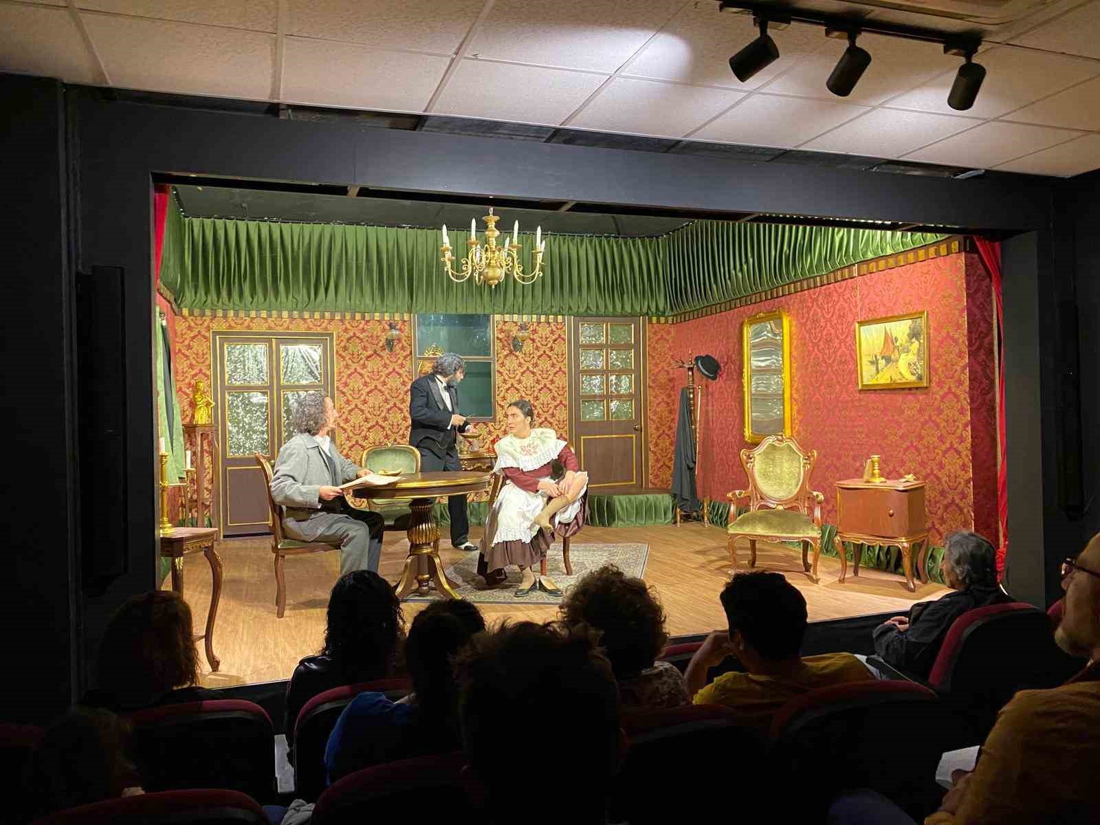 İzmit Belediye Tiyatrosunda perde "İzdivaç" ile açıldı