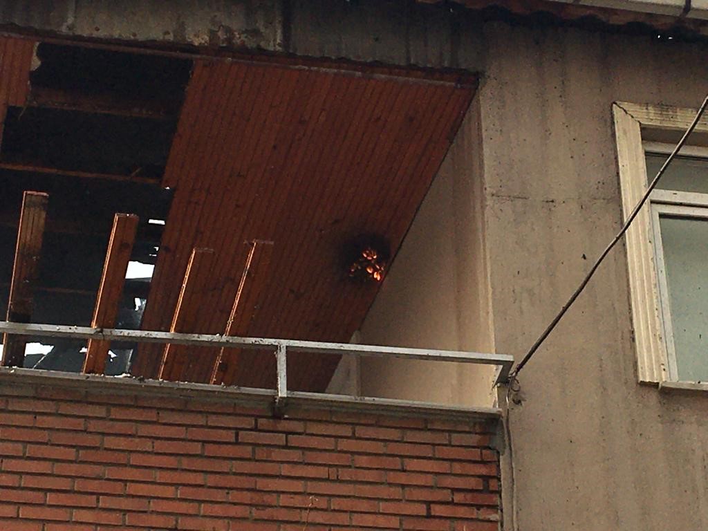 Kocaeli ’de 2 katlı evin çatısı alevlere teslim oldu