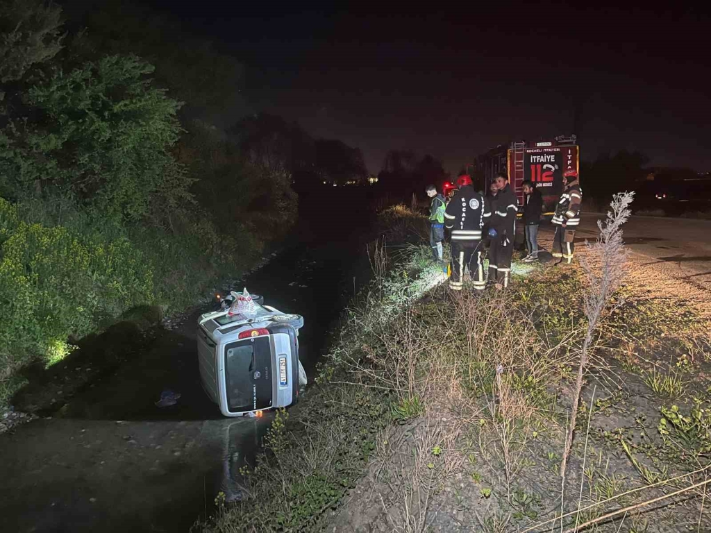 Kocaeli ’de hafif ticari araç su kanalına uçtu: 1 yaralı