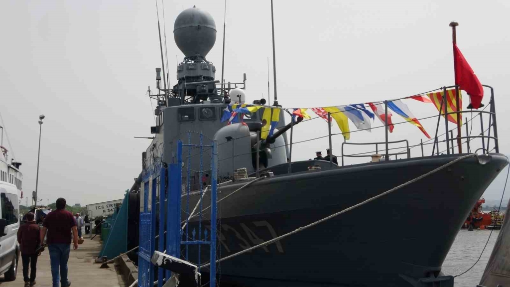 Meraklı minikler TCG Fırtına Hücumbotu ’na hayran kaldı