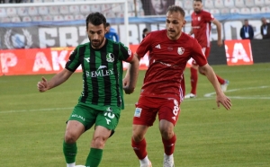 Sakaryaspor'dan play-off yolunda kritik puan kaybı!