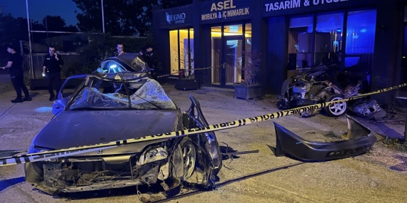 Beton elektrik direğine çarpan otomobilin ikiye bölündüğü feci kaza kamerada: 1 ölü ,1 yaralı