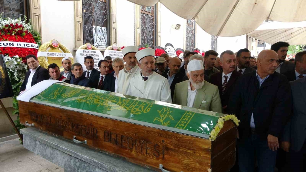 Acun Ilıcalı ’nın amcası son yolculuğuna uğurlandı