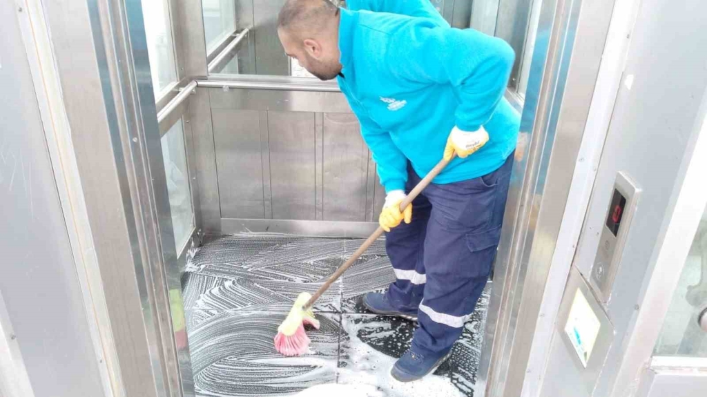 Bu kadarı  ’pes ’ dedirtti: Asansöre tuvaletini yaptı