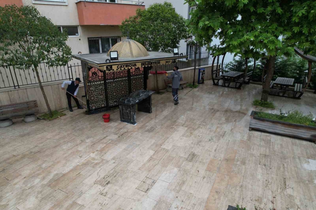 Çayırova ’da ibadethanelerin avluları temizleniyor