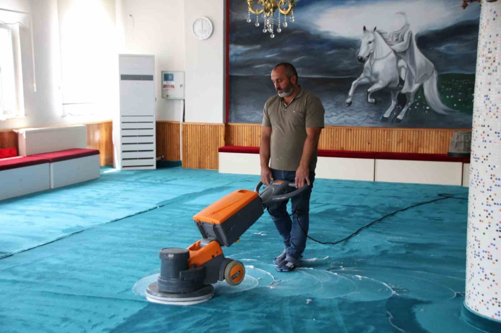 Derince ’de ibadethaneler temizleniyor