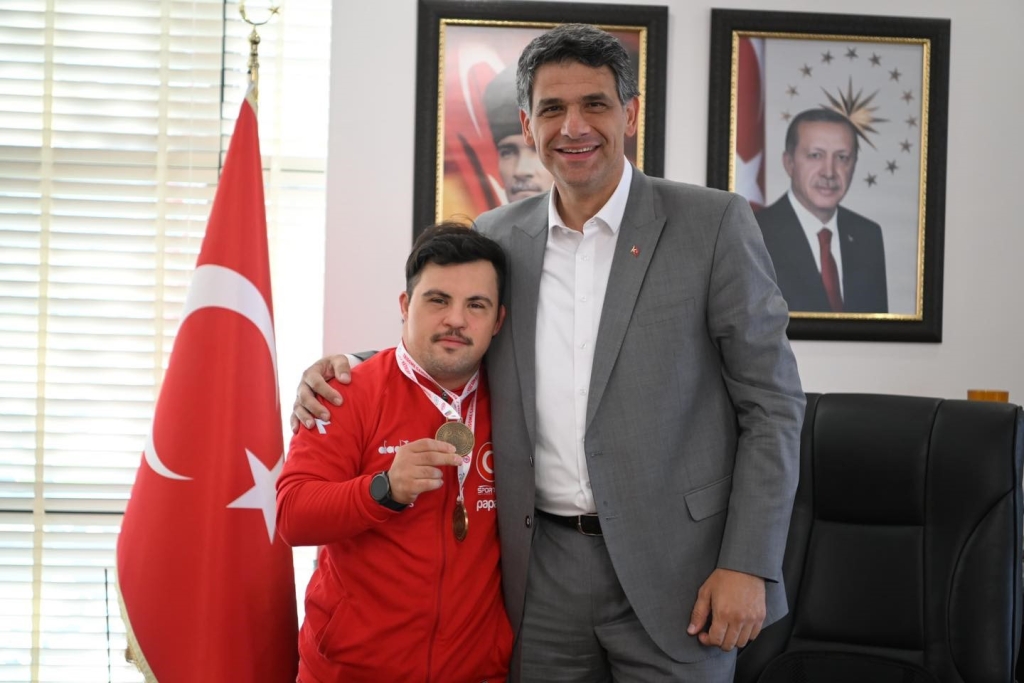 Dünya şampiyonu down sendromlu Doğukan Kartepe ’nin gururu oldu