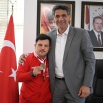 dunya-sampiyonu-down-sendromlu-dogukan-kartepe-nin-gururu-oldu