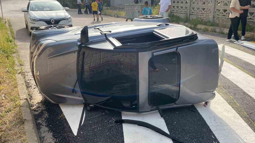 Elektrikli araç kaldırımdaki kadınlara çarptı: 1 ’i ağır 2 yaralı