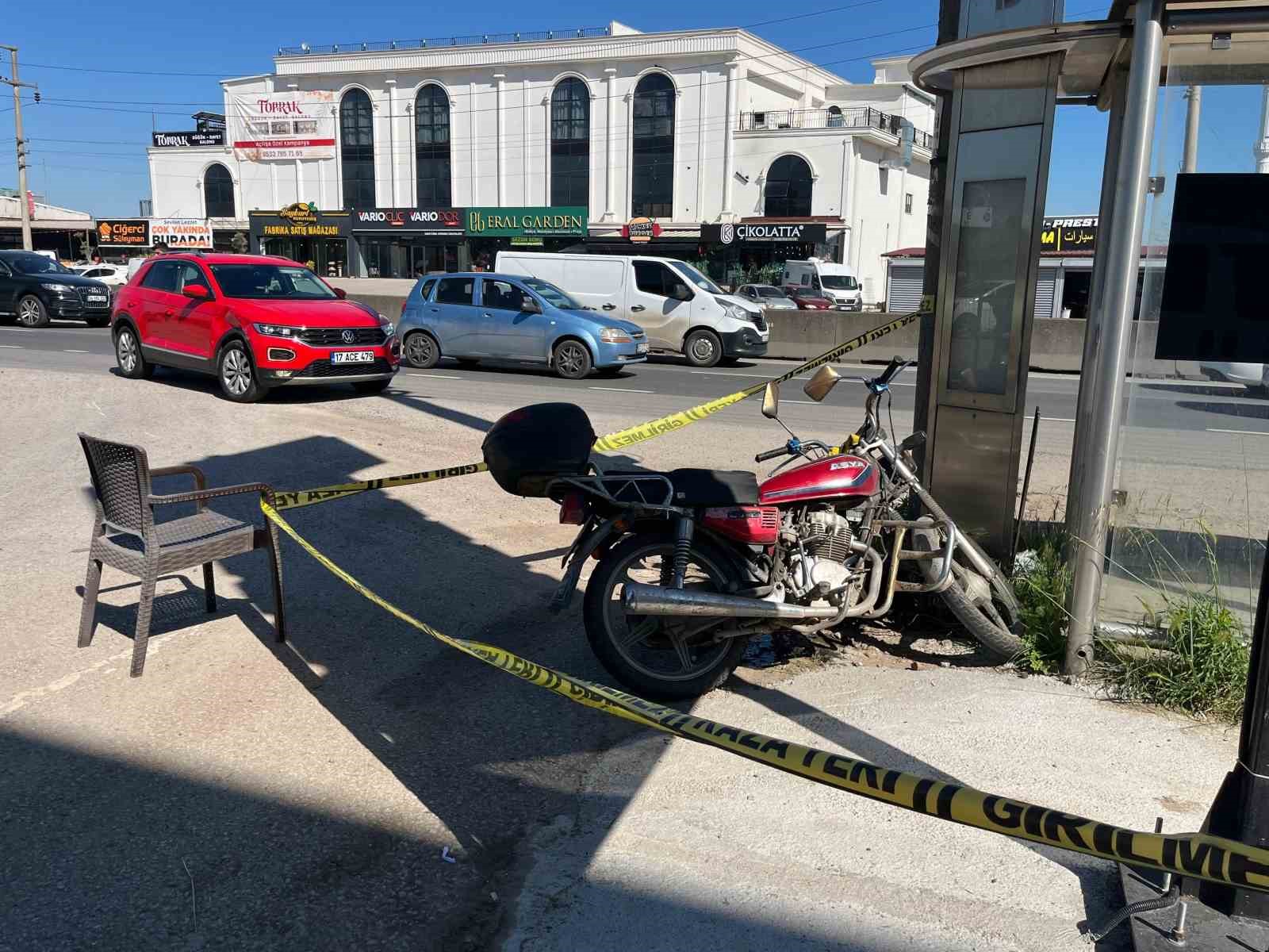 Emniyet şeridinde ilerleyen motosiklet ciple çarpıştı: 1 ’i ağır 2 yaralı