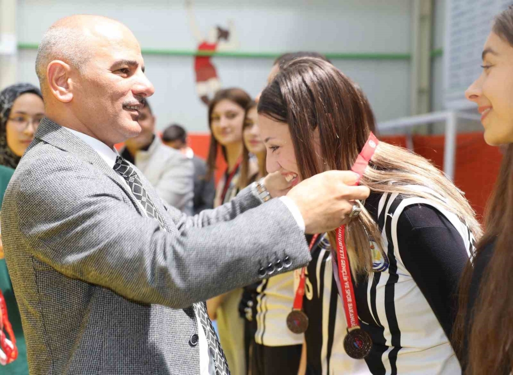 Gençler 19 Mayıs ’ı voleybol turnuvası ile kutladı
