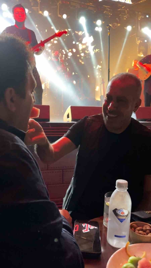 Gözlüğü Haluk Levent ’e kaptırdı, hayranlarını eliyle besledi