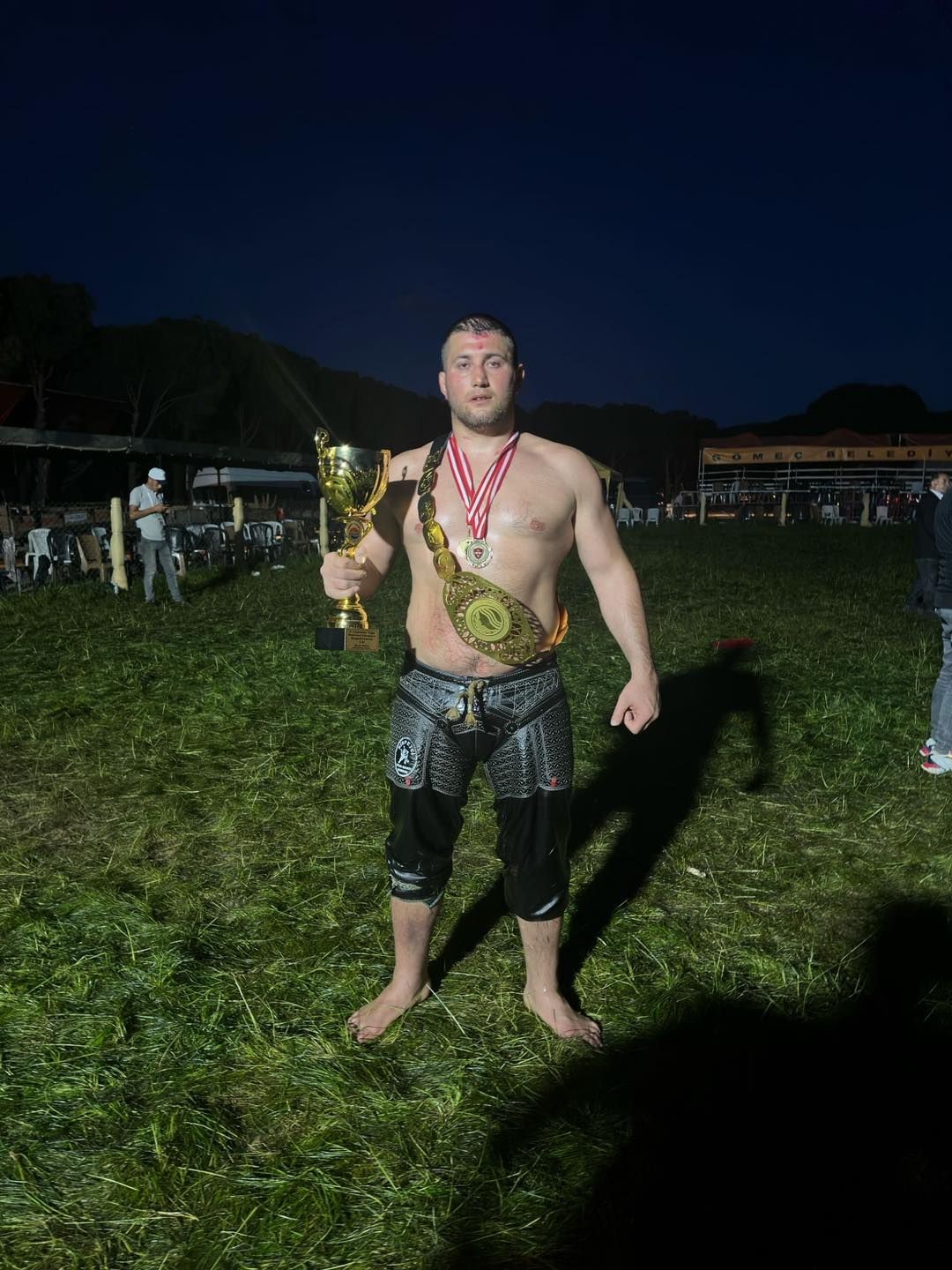 İsmail Balaban ’ı yenen Hamza Özkaradeniz başpehlivan oldu