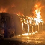 isuzu-servis-otoparkinda-yangin-alev-alev-yanan-15-aractan-geriye-iskeletleri-kaldi