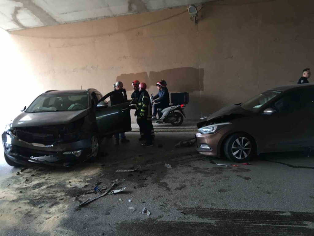 Kocaeli ’de 2 otomobil kafa kafaya çarpıştı: 2 yaralı