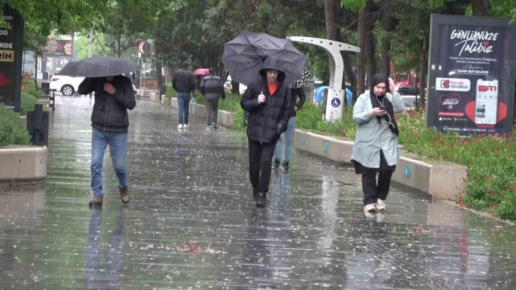 Kocaeli ’de rüzgar denizi taşırdı, yağmur trafiği felç etti