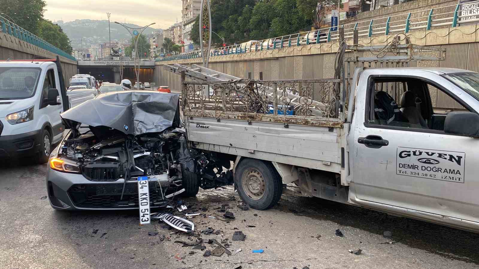 Kocaeli ’de zincirleme kaza: 2 kişi yaralandı, otomobil kullanılamaz hale geldi