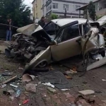 park-halindeki-kamyon-2-otomobile-ve-duvara-carparak-durabildi-ortalik-savas-alanina-dondu