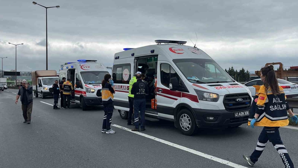 TEM ’de 3 otomobil çarpıştı: 3 yaralı