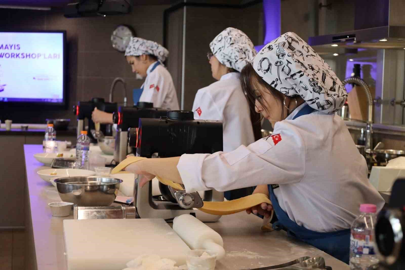 Yarışmada dereceye giren genç aşçı adayları İstanbul ’da akademik eğitim aldı