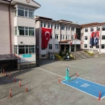 bu-okul-enerjisini-gunesten-aliyor