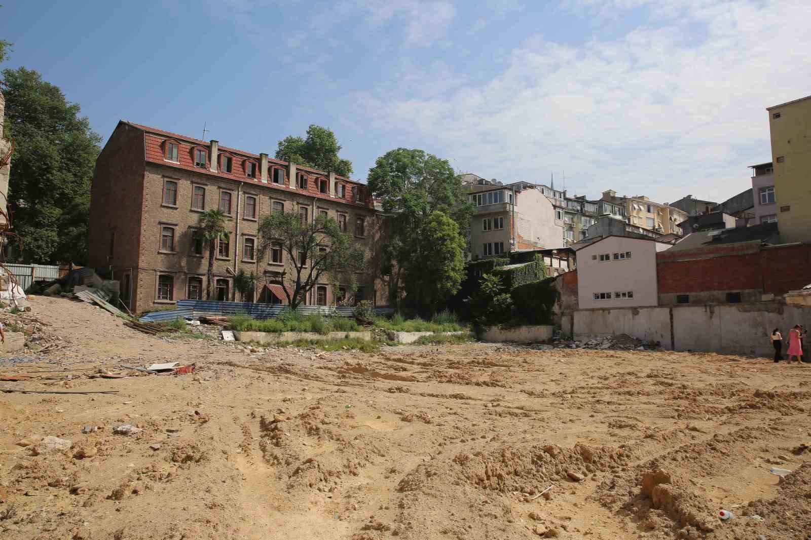 Büyükakın: "Yıkılan vergi dairesinin yerine park yapılacak"