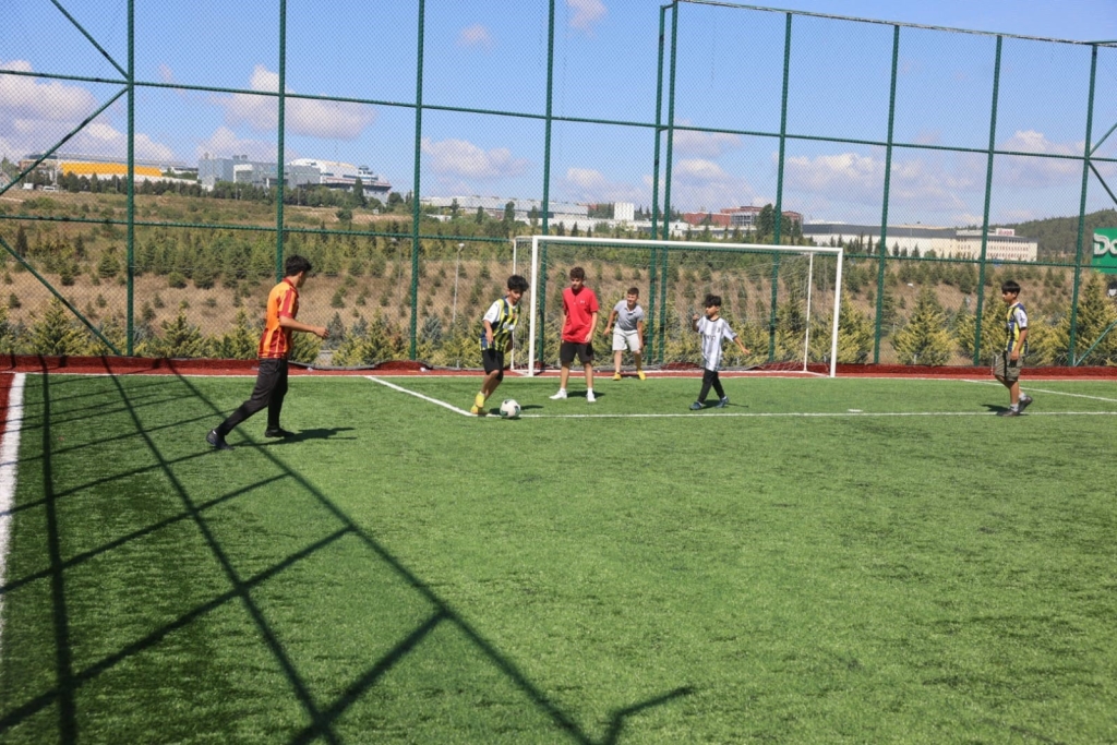 Çayırova ’da çocuklar yaz tatillerini halı sahalarda geçiriyor