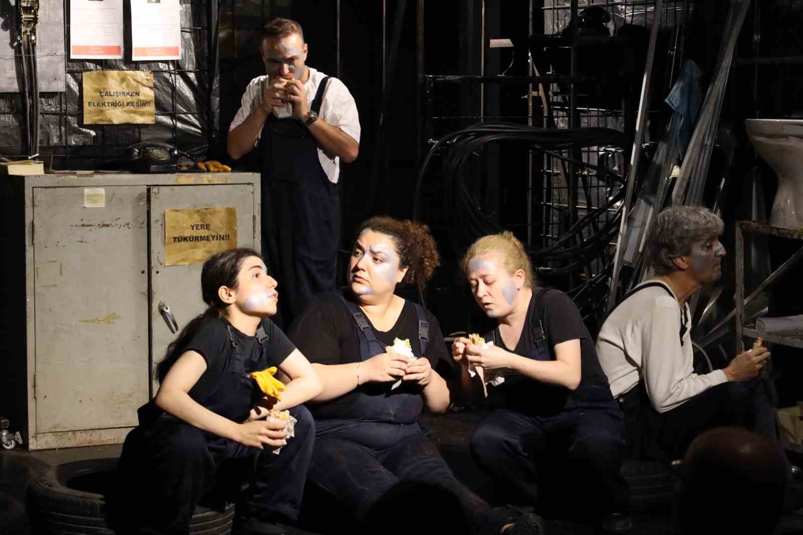 "Japon Kuklası" oyunu büyük alkış topladı