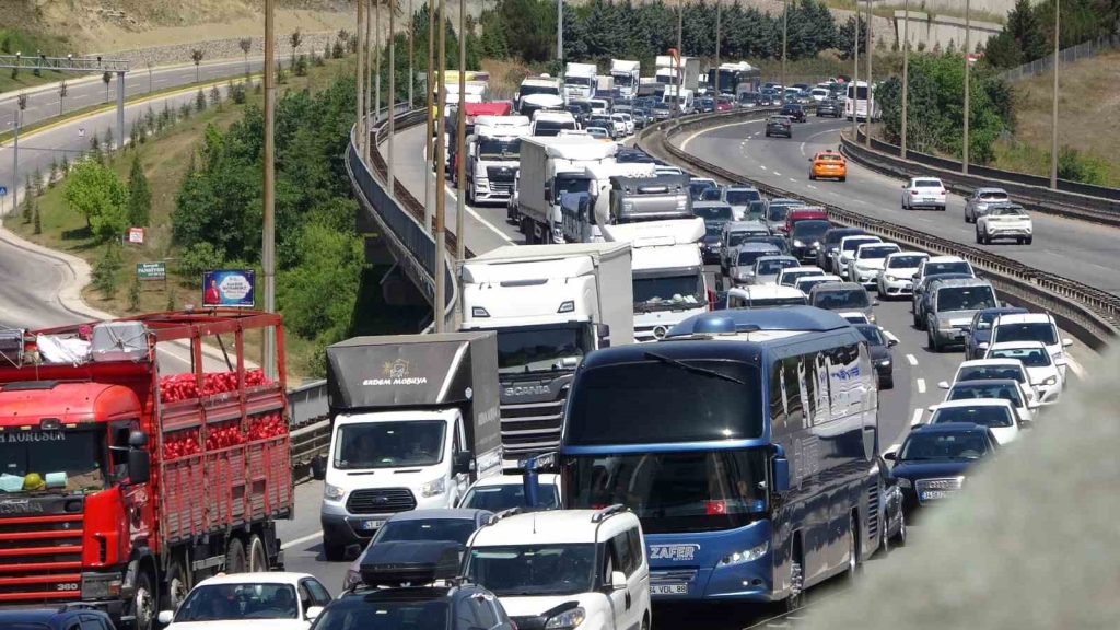 Meydana gelen kazada TEM Otoyolu ’nda kilometrelerce araç kuyruğu oluştu