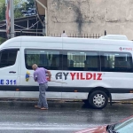 Ataşehir’de yağan yağmurda aracını yıkadı