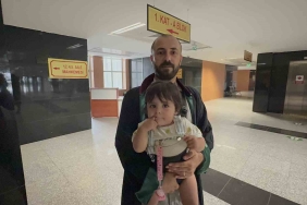 Avukat baba duruşmalara kucağında bebeğiyle girdi