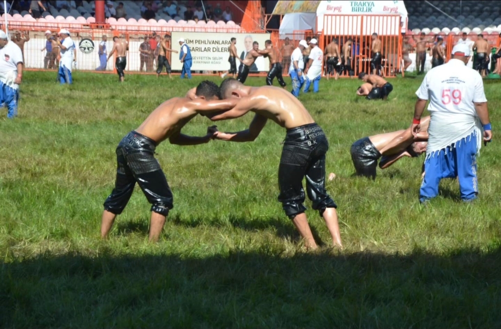 Başkan Hürriyet, Kırkpınar ’da kenti temsil eden pehlivanları tebrik etti