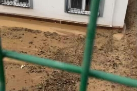 Çayırova ’da yollar göle döndü, evleri su bastı