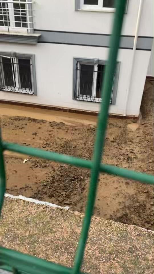 Çayırova ’da yollar göle döndü, evleri su bastı