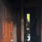 Çıkan yangında ev kullanılamaz hale geldi