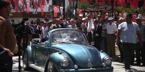 Cumhuriyet Halk Partisi Genel Başkanı Özgür Özel ilçeye vosvos ile geldi.