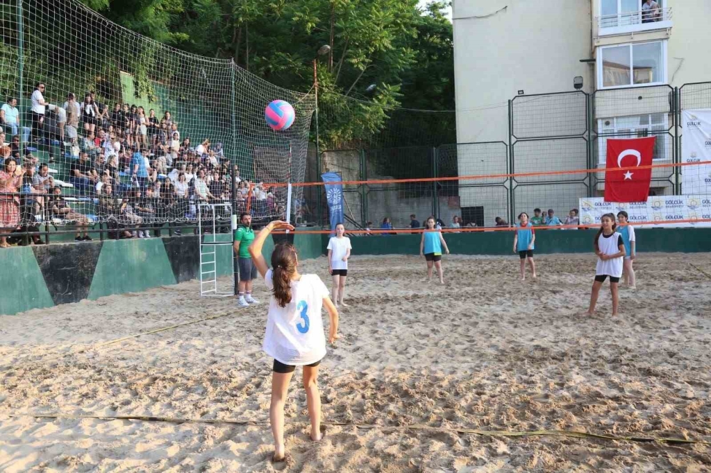Gölcük ’te plaj voleybol turnuvası heyecanı başlıyor
