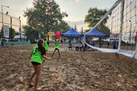 Gölcük ’te plaj voleybolu turnuvası başladı