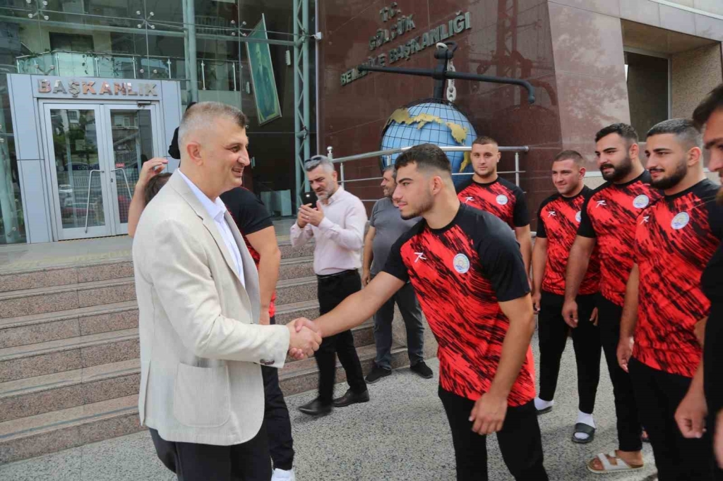 Gölcüklü pehlivanlar Kırkpınar ’a uğurlandı