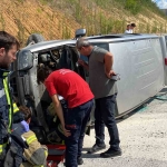 Hafif ticari araç yan yattı: 2 yaralı