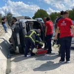 Hafif ticari araç yan yattı: 2 yaralı